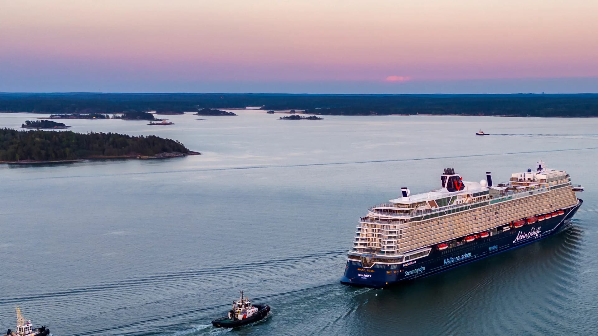 Kreuzfahrtschiff im Abendlicht auf offener See